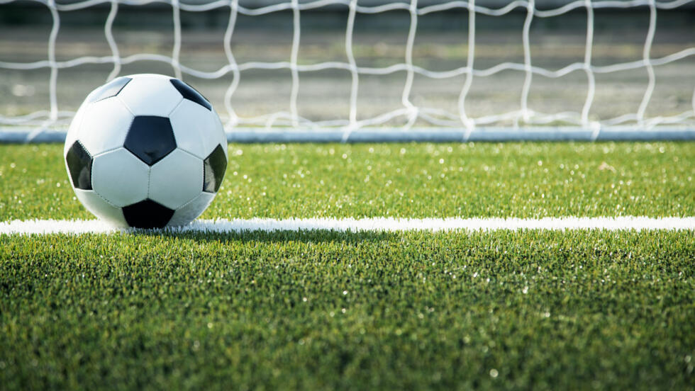 杨瀚森带女友赴美引发争议，好友崔永熙称其应专注篮球，网友支持其在球场表现。